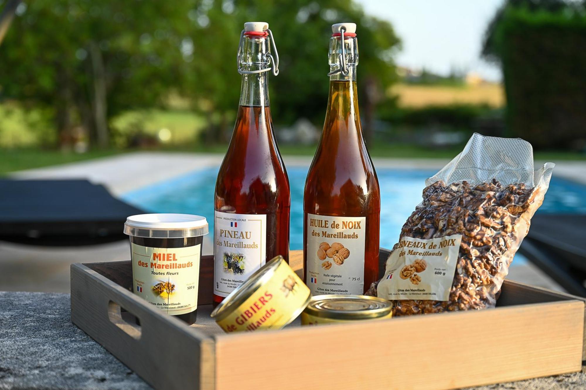 Gite Les Mareillauds - Piscine Salon エクステリア 写真